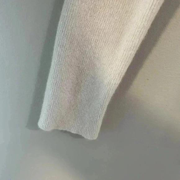 ❤️Host Picks❤️[XS] Club Monaco 100Cashmere Cream Frill detailed V Neck  Sweater - Picture 6 of 10